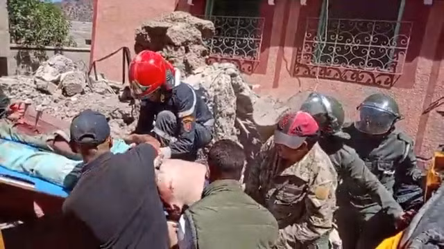 Chạy đua tìm người sống sót sau động đất ở Ma Rốc - Ảnh 1. Một nạn nhân được cứu hộ tại tỉnh Al Haouz sau trận động đất ở Ma Rốc. Ảnh: Reuters