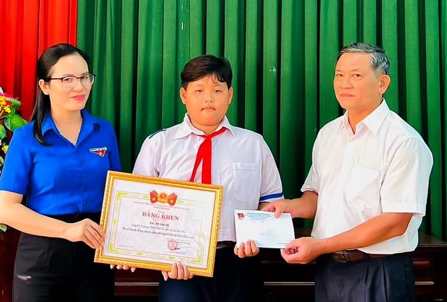 Tỉnh đoàn Quảng Ngãi cùng Hội đồng Đội TX.Đức Phổ tặng bằng khen cho em Võ Tấn Đệ. Ảnh: Hải Phong Tỉnh đoàn Quảng Ngãi cùng Hội đồng Đội TX.Đức Phổ tặng bằng khen cho em Võ Tấn Đệ. Ảnh: Hải Phong