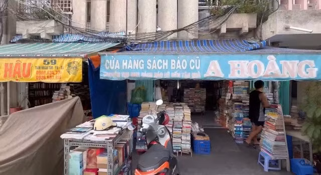 Tiệm sách cũ A Hoàng đã từng xuất hiện trong nhiều sản phẩm âm nhạc, phim truyện. Ảnh: THÁI THANH