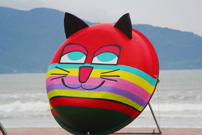 Các mô hình linh vật mèo với đủ sắc thái được thực hiện từ các vỏ thuyền thúng chai Các mô hình linh vật mèo với đủ sắc thái được thực hiện từ các vỏ thuyền thúng chai