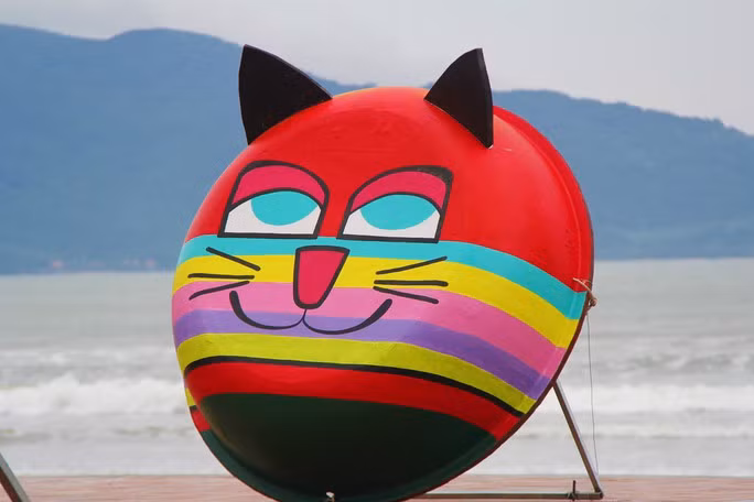 Các mô hình linh vật mèo với đủ sắc thái được thực hiện từ các vỏ thuyền thúng chai