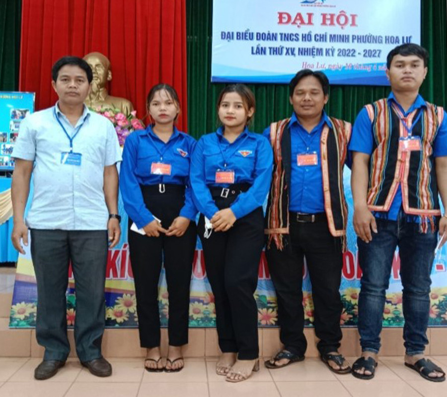 Anh Rơ Chăm Thót (bìa trái) dự Đại hội Đoàn phường Hoa Lư. Ảnh: T.H