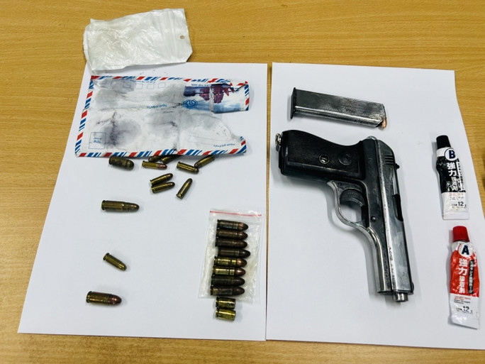 Súng và đạn cơ quan công thu giữ khi bắt Nguyễn Hoàng Long. Ảnh: Theo Cổng thông tin Công an Lào Cai