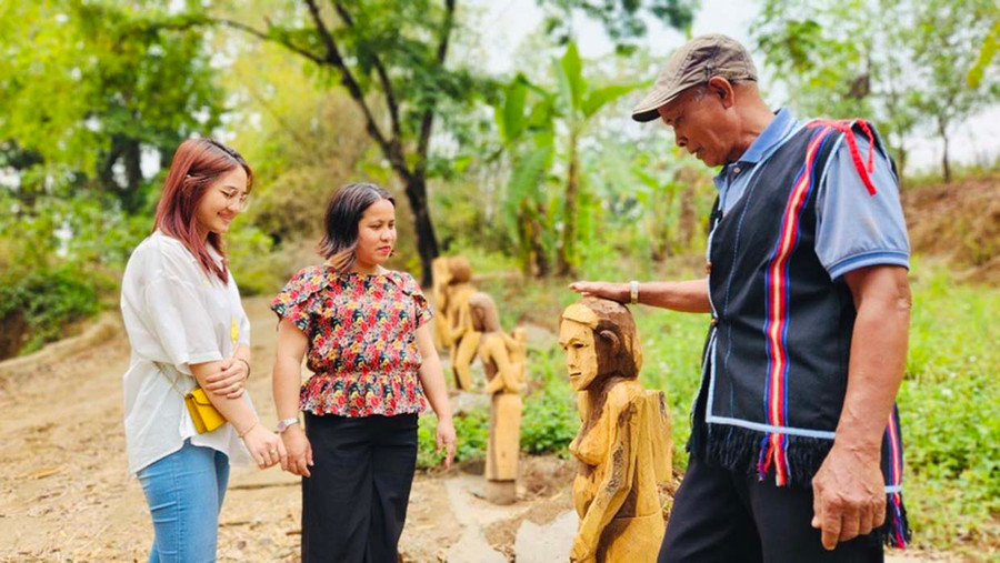 Du khách tham quan vườn tượng gỗ tại làng Ia Nueng, xã Biển Hồ. Ảnh: Trần Dung Du khách tham quan vườn tượng gỗ tại làng Ia Nueng, xã Biển Hồ. Ảnh: Trần Dung