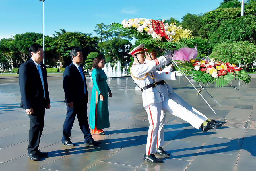 Các đại biểu HĐND tỉnh đã đến dâng hoa trước Tượng đài Bác Hồ với các dân tộc Tây Nguyên và dâng hương tại nơi thờ Bác trong khuôn viên Quảng trường Đại Đoàn Kết (TP. Pleiku). Ảnh: Đức Thụy Các đại biểu HĐND tỉnh đã đến dâng hoa trước Tượng đài Bác Hồ với các dân tộc Tây Nguyên và dâng hương tại nơi thờ Bác trong khuôn viên Quảng trường Đại Đoàn Kết (TP. Pleiku). Ảnh: Đức Thụy