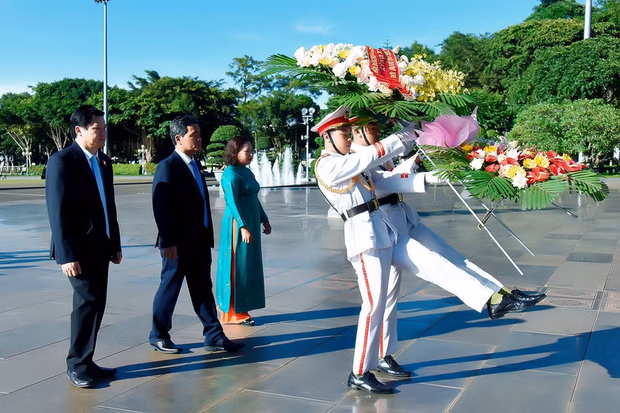 Các đại biểu HĐND tỉnh đã đến dâng hoa trước Tượng đài Bác Hồ với các dân tộc Tây Nguyên và dâng hương tại nơi thờ Bác trong khuôn viên Quảng trường Đại Đoàn Kết (TP. Pleiku). Ảnh: Đức Thụy