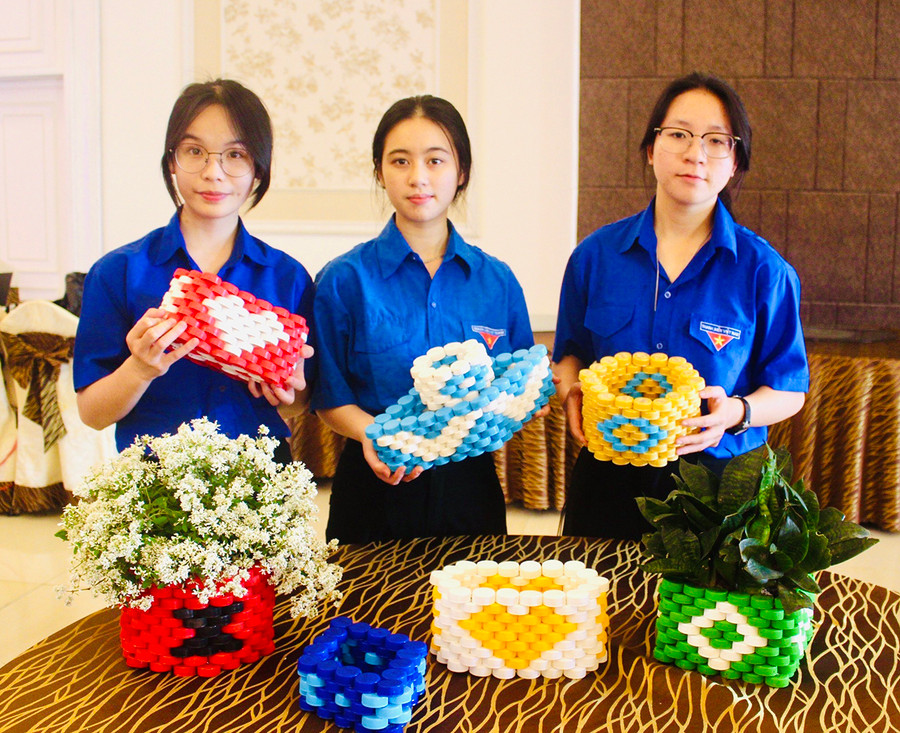 Các sản phẩm tái chế từ nắp chai nhựa của nhóm học sinh Trường THPT Nguyễn Bỉnh Khiêm (huyện Chư Sê). Ảnh: M.N Các sản phẩm tái chế từ nắp chai nhựa của nhóm học sinh Trường THPT Nguyễn Bỉnh Khiêm (huyện Chư Sê). Ảnh: M.N