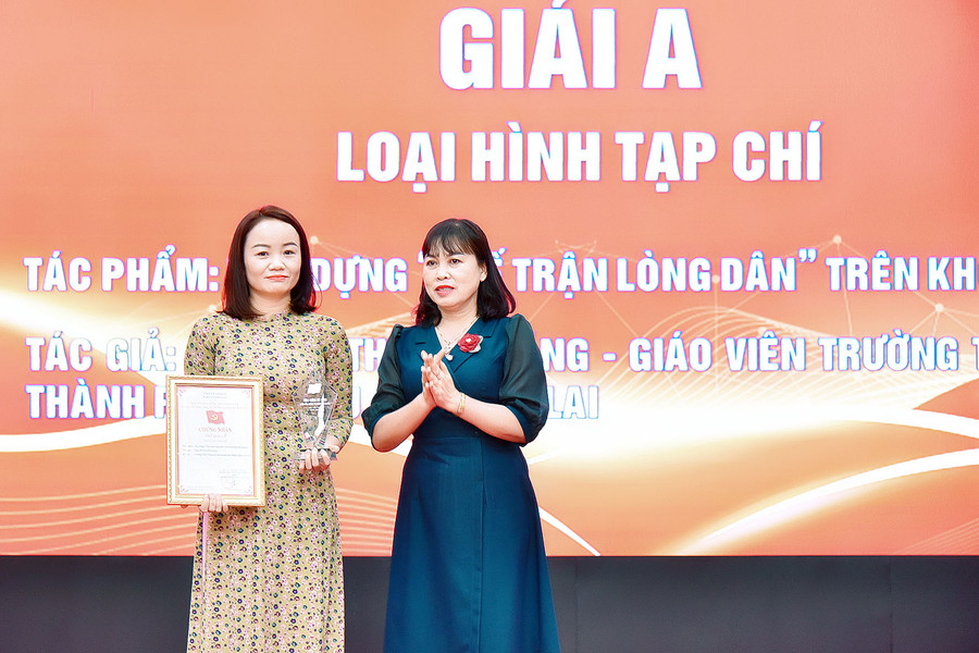 Bà Phạm Thị Lan-Phó Chủ tịch Ủy ban MTTQ Việt Nam tỉnh trao giải A loại hình tạp chí Cuộc thi “Chính luận về bảo vệ nền tảng tư tưởng của Đảng, đấu tranh phản bác các quan điểm sai trái, thù địch” năm 2023. Ảnh: Đức Thụy Bà Phạm Thị Lan-Phó Chủ tịch Ủy ban MTTQ Việt Nam tỉnh trao giải A loại hình tạp chí Cuộc thi “Chính luận về bảo vệ nền tảng tư tưởng của Đảng, đấu tranh phản bác các quan điểm sai trái, thù địch” năm 2023. Ảnh: Đức Thụy