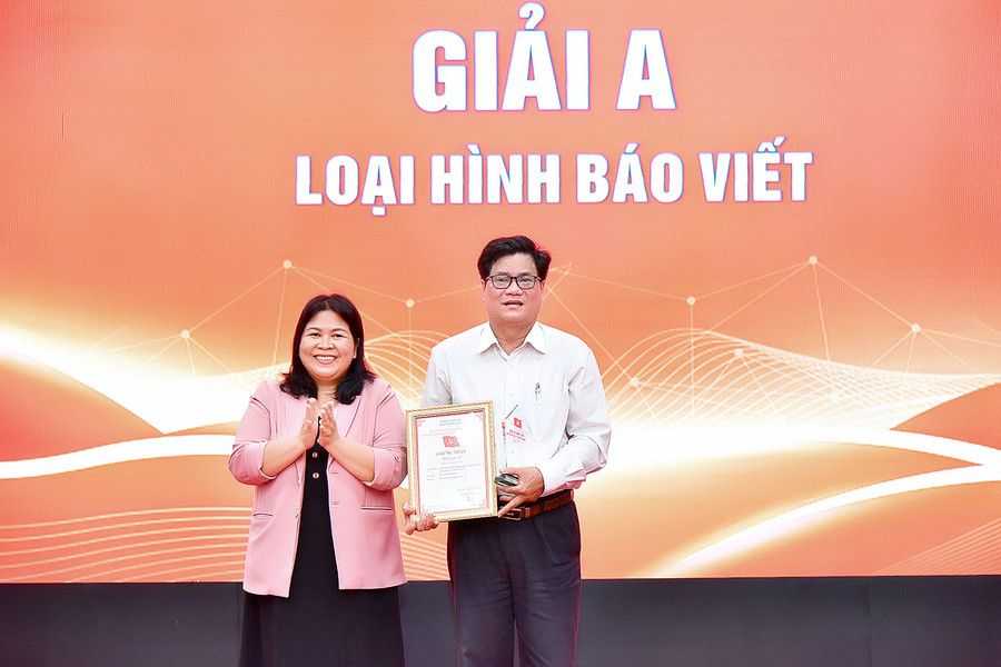Chị Hà Thị Giang Thảo-Tỉnh ủy viên, Bí thư Tỉnh Đoàn trao giải A thể loại báo in cuộc thi “Chính luận về bảo vệ nền tảng tư tưởng của Đảng, đấu tranh phản bác các quan điểm sai trái, thù địch” năm 2023. Ảnh: Đức Thụy Chị Hà Thị Giang Thảo-Tỉnh ủy viên, Bí thư Tỉnh Đoàn trao giải A thể loại báo in cuộc thi “Chính luận về bảo vệ nền tảng tư tưởng của Đảng, đấu tranh phản bác các quan điểm sai trái, thù địch” năm 2023. Ảnh: Đức Thụy