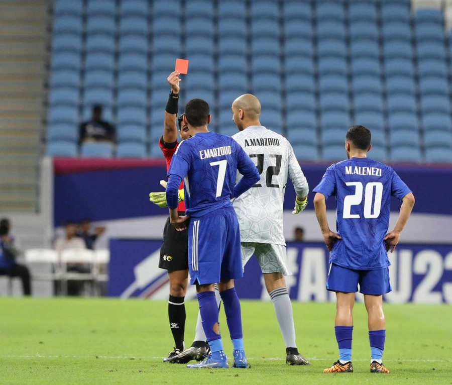 Ebrahim Kameel nhận thẻ đỏ trực tiếp sau pha phạm lỗi với Văn Khang. (Nguồn: VFF) Ebrahim Kameel nhận thẻ đỏ trực tiếp sau pha phạm lỗi với Văn Khang. (Nguồn: VFF)