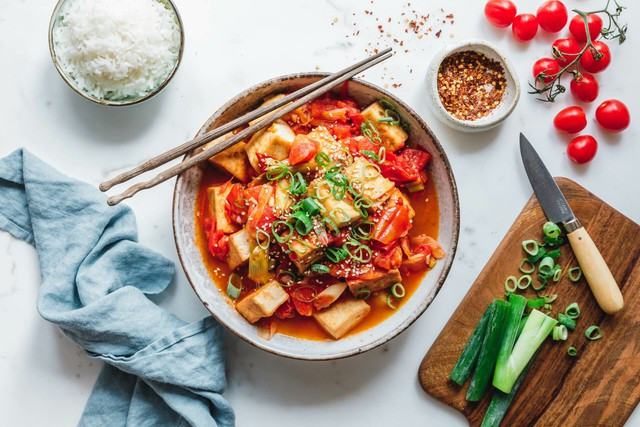 &quot;Thần dược&quot; chống gan nhiễm mỡ có thể nằm trong món đậu hũ kho cà, canh cà chua nhà bạn - Ảnh minh họa từ Internet