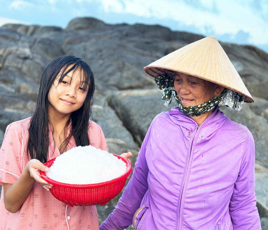 Người làng Gò Cỏ (phường Phổ Thạnh, thị xã Đức Phổ, tỉnh Quảng Ngãi) làm muối trên trảng đá. Ảnh: N.T.D Người làng Gò Cỏ (phường Phổ Thạnh, thị xã Đức Phổ, tỉnh Quảng Ngãi) làm muối trên trảng đá. Ảnh: N.T.D