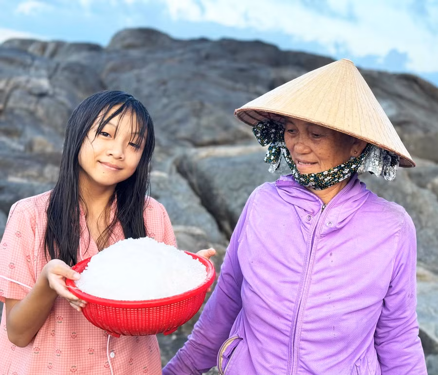 Người làng Gò Cỏ (phường Phổ Thạnh, thị xã Đức Phổ, tỉnh Quảng Ngãi) làm muối trên trảng đá. Ảnh: N.T.D