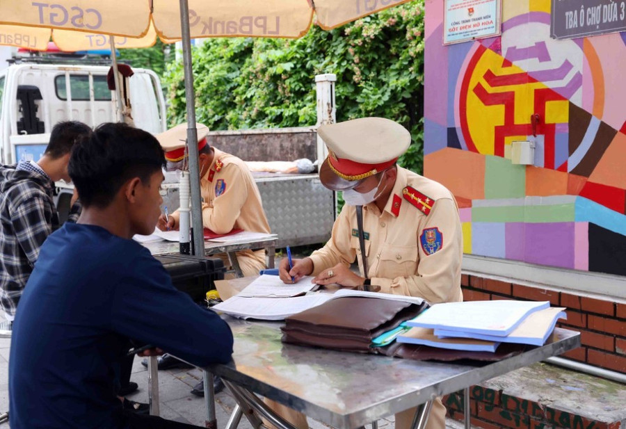 Các tổ công tác của Công an Hà Nội xử lý nhiều trường hợp vi phạm trật tự an toàn giao thông. (Ảnh: Phạm Kiên/TTXVN) Các tổ công tác của Công an Hà Nội xử lý nhiều trường hợp vi phạm trật tự an toàn giao thông. (Ảnh: Phạm Kiên/TTXVN)