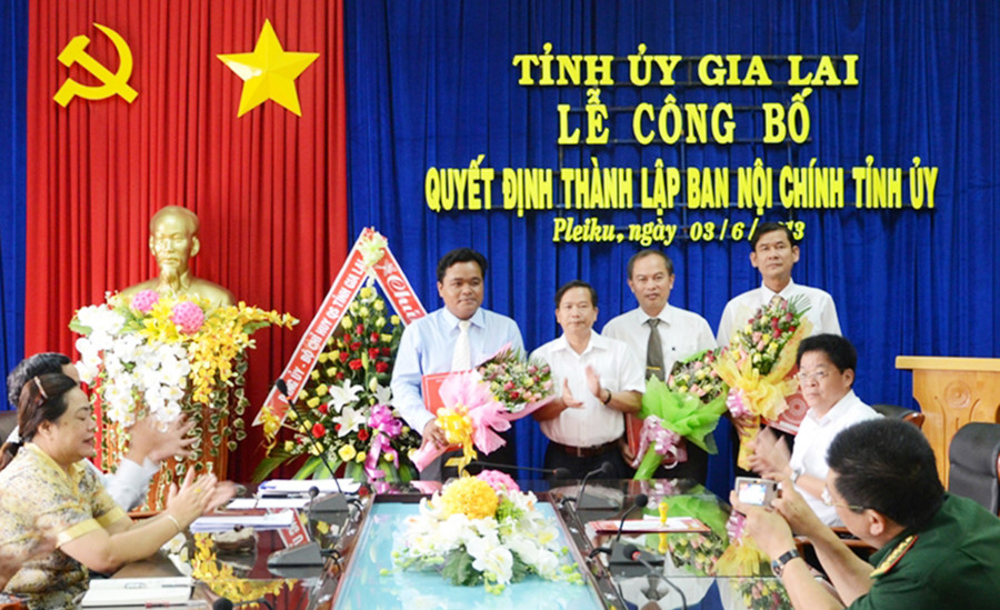 Quang cảnh lễ công bố quyết định thành lập Ban Nội chính Tỉnh ủy ngày 3-6-2013 (ảnh đơn vị cung cấp). Quang cảnh lễ công bố quyết định thành lập Ban Nội chính Tỉnh ủy ngày 3-6-2013 (ảnh đơn vị cung cấp).