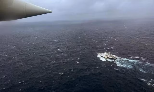 Một máy bay HC-130 Hercules của Tuần duyên Mỹ bay trên tàu l’Atalante của Pháp trong cuộc tìm kiếm. ẢNH CHỤP MÀN HÌNH THE GUARDIAN