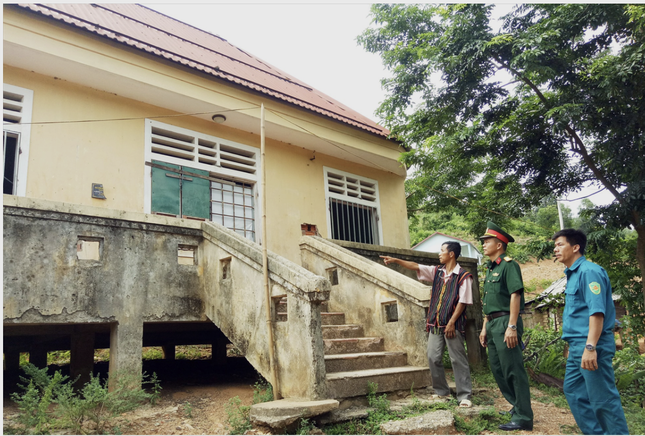Công của Hồ Ê Nót (người chỉ tay) đối với đồng bào Vùng Kho rất lớn Công của Hồ Ê Nót (người chỉ tay) đối với đồng bào Vùng Kho rất lớn