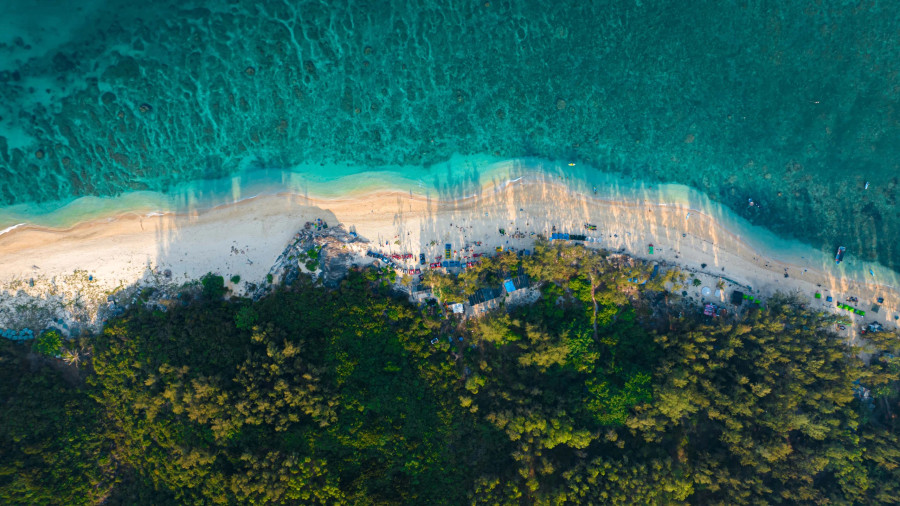 Đây cũng là nơi người dân từ trong đất liền thường ra tham quan, du lịch, cắm trại qua đêm hoặc chọn làm vị trí ở lại đánh cá trong những ngày biển vào mùa. Đây cũng là nơi người dân từ trong đất liền thường ra tham quan, du lịch, cắm trại qua đêm hoặc chọn làm vị trí ở lại đánh cá trong những ngày biển vào mùa.