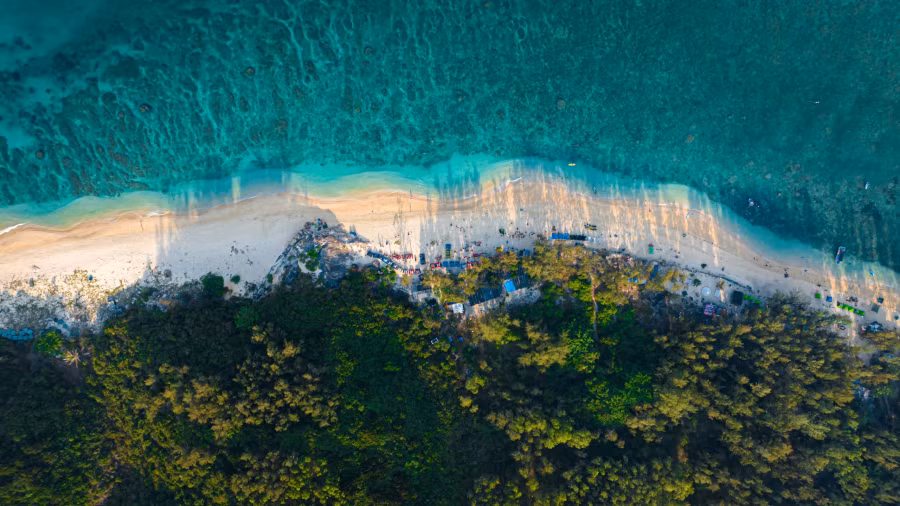 Đây cũng là nơi người dân từ trong đất liền thường ra tham quan, du lịch, cắm trại qua đêm hoặc chọn làm vị trí ở lại đánh cá trong những ngày biển vào mùa.