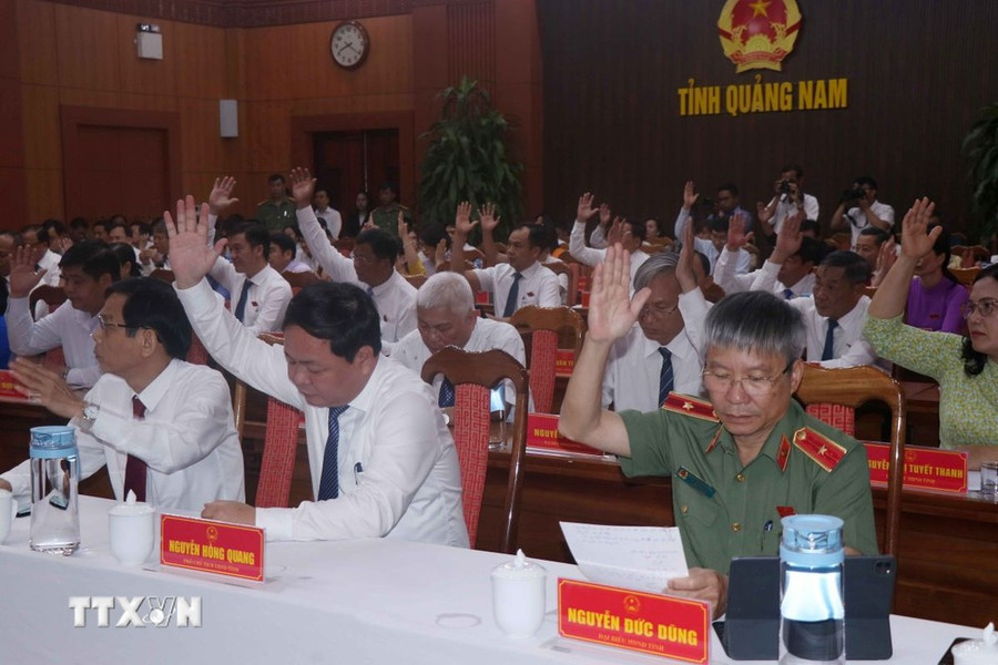 Các đại biểu biểu quyết tại kỳ họp thứ 21, Hội đồng Nhân dân tỉnh Quảng Nam khóa X, nhiệm kỳ 2021-2026, hôm 8/4. (Ảnh: Đoàn Hữu Trung/TTXVN) Các đại biểu biểu quyết tại kỳ họp thứ 21, Hội đồng Nhân dân tỉnh Quảng Nam khóa X, nhiệm kỳ 2021-2026, hôm 8/4. (Ảnh: Đoàn Hữu Trung/TTXVN)