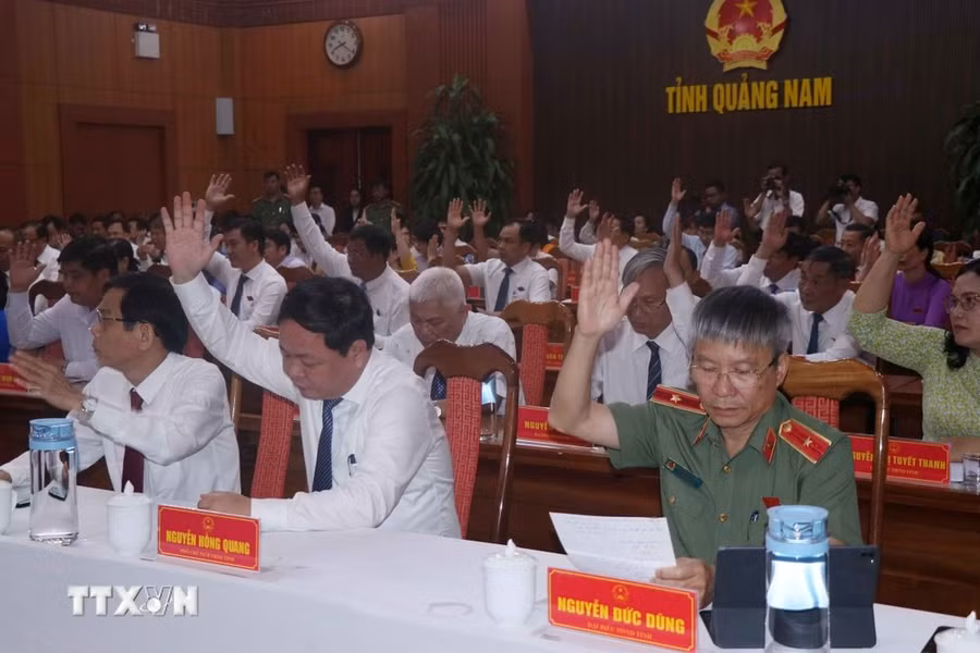 Các đại biểu biểu quyết tại kỳ họp thứ 21, Hội đồng Nhân dân tỉnh Quảng Nam khóa X, nhiệm kỳ 2021-2026, hôm 8/4. (Ảnh: Đoàn Hữu Trung/TTXVN)