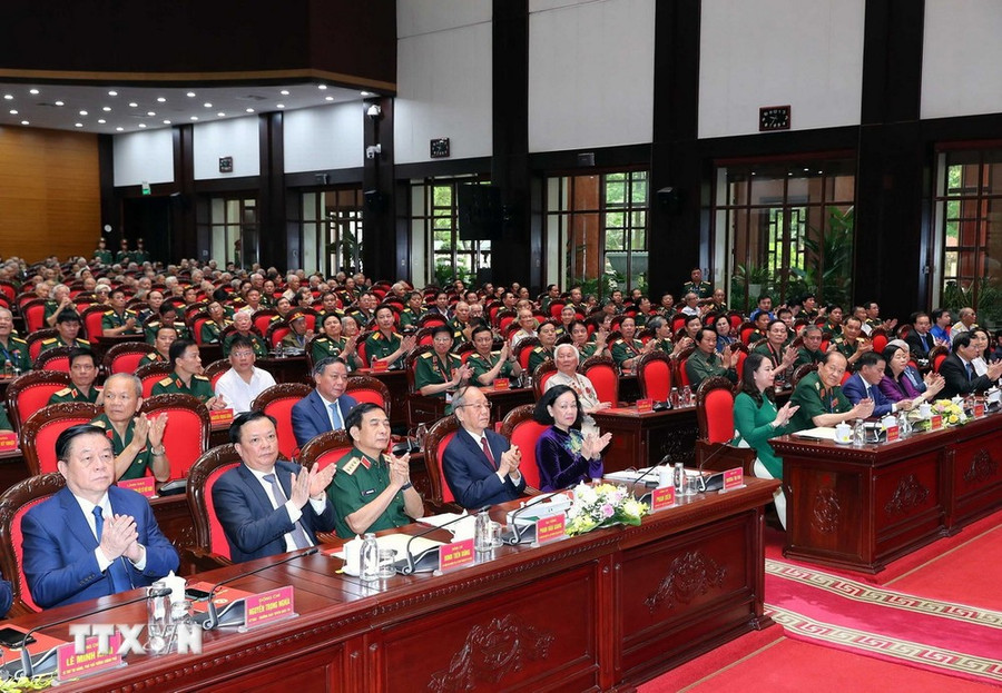 Lãnh đạo, nguyên lãnh đạo Đảng, Nhà nước và các đại biểu tham dự buổi gặp mặt. (Ảnh: Trọng Đức/TTXVN) Lãnh đạo, nguyên lãnh đạo Đảng, Nhà nước và các đại biểu tham dự buổi gặp mặt. (Ảnh: Trọng Đức/TTXVN)