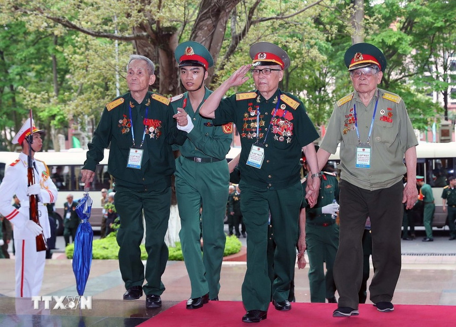 Các cựu chiến binh, cựu thanh niên xung phong đến dự buổi gặp mặt. (Ảnh: Trọng Đức/TTXVN) Các cựu chiến binh, cựu thanh niên xung phong đến dự buổi gặp mặt. (Ảnh: Trọng Đức/TTXVN)