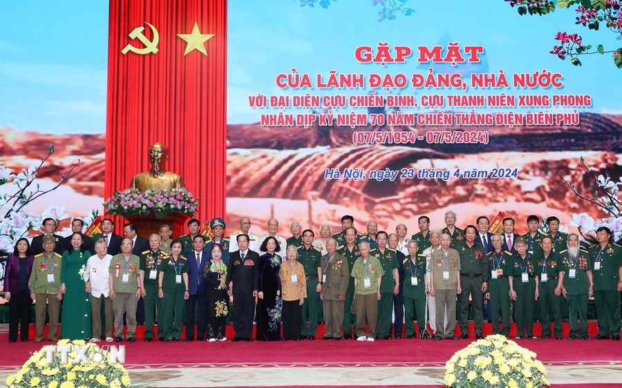 Thường trực Ban Bí thư Trương Thị Mai cùng lãnh đạo Đảng, Nhà nước và các đại biểu tham dự buổi gặp mặt. (Ảnh: Trọng Đức/TTXVN) Thường trực Ban Bí thư Trương Thị Mai cùng lãnh đạo Đảng, Nhà nước và các đại biểu tham dự buổi gặp mặt. (Ảnh: Trọng Đức/TTXVN)