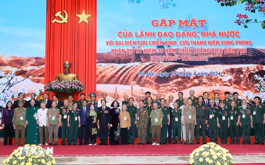 Thường trực Ban Bí thư Trương Thị Mai cùng lãnh đạo Đảng, Nhà nước và các đại biểu tham dự buổi gặp mặt. (Ảnh: Trọng Đức/TTXVN)