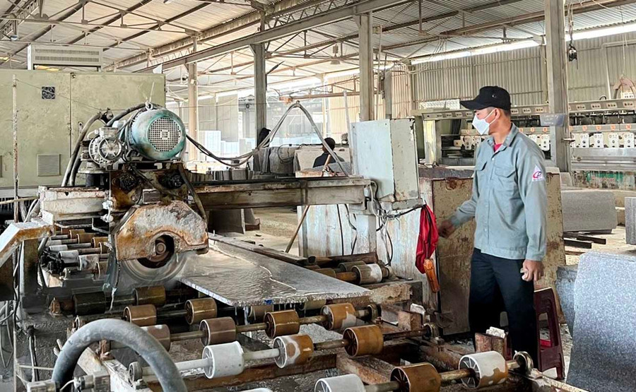 Lao động làm việc tại Nhà máy Đá granite Quốc Duy (Khu Công nghiệp Trà Đa) luôn được quan tâm đầy đủ về quyền lợi, chế độ. Ảnh: Đ.Y Lao động làm việc tại Nhà máy Đá granite Quốc Duy (Khu Công nghiệp Trà Đa) luôn được quan tâm đầy đủ về quyền lợi, chế độ. Ảnh: Đ.Y