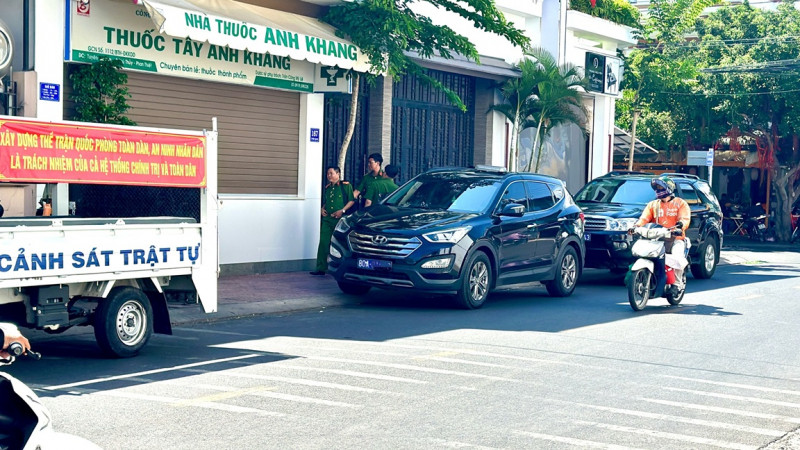 Cơ quan CSĐT khám xét nhà ông Xà Dương Thắng, nguyên Giám đốc Sở Xây dựng tỉnh Bình Thuận. Cơ quan CSĐT khám xét nhà ông Xà Dương Thắng, nguyên Giám đốc Sở Xây dựng tỉnh Bình Thuận.