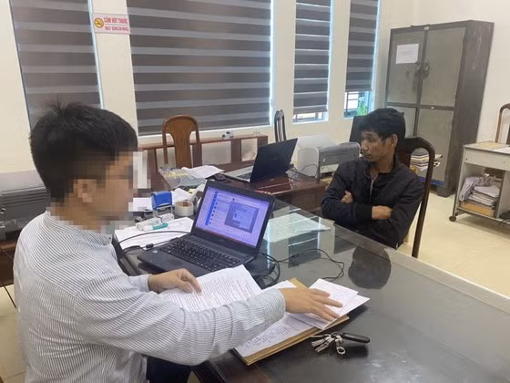 Cơ quan điều tra làm việc với đối tượng Phạm Viết Ký. Ảnh: Công an Hà Tĩnh