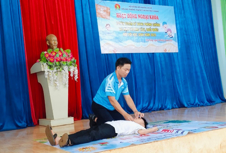 Hướng dẫn kỹ năng phòng-chống tai nạn đuối nước cho trẻ em. Ảnh: M.K
