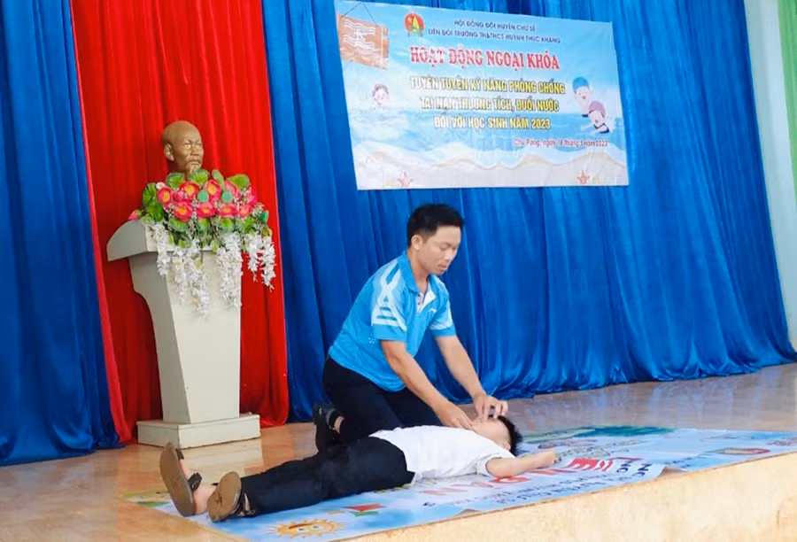 Hướng dẫn kỹ năng phòng-chống tai nạn đuối nước cho trẻ em. Ảnh: M.K