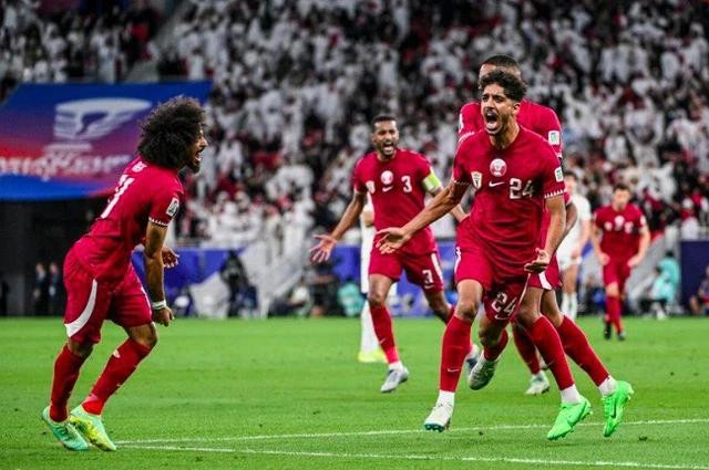 Qatar (áo đỏ) vào chung kết Qatar (áo đỏ) vào chung kết