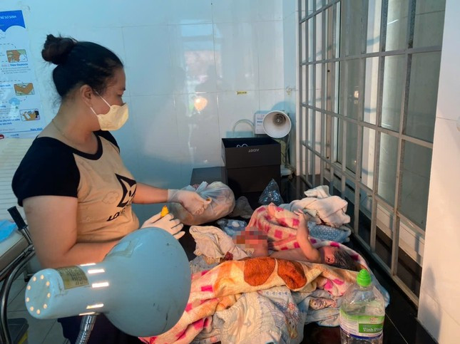 Bé trai đang được chăm sóc tại Trạm y tế xã Quảng Sơn