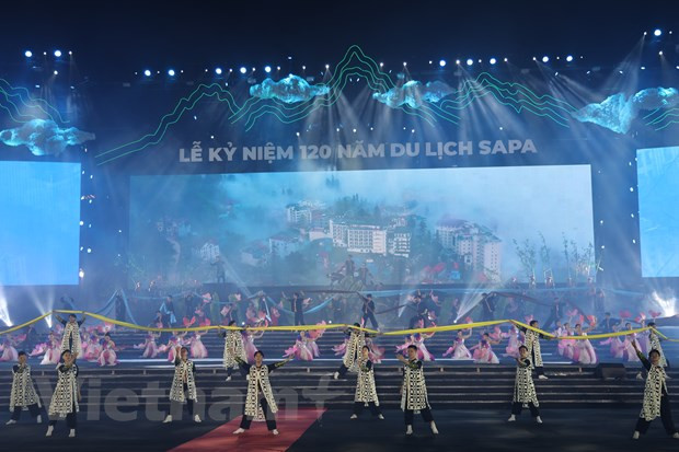 Sân khấu Lễ kỷ niệm rực rỡ màu sắc, âm thanh hiện đại hòa quyện với chất liệu đặc trưng của các dân tộc thiểu số tại Sa Pa, Lào Cai. (Ảnh: Minh Anh/Vietnam+)