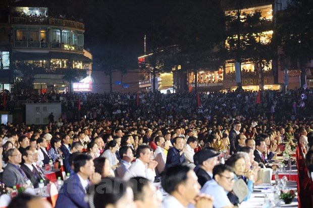 Hàng ngàn người dân tập trung tại sân vận động thị xã Sa Pa để đón xem sự kiện kỷ niệm lớn của ngành du lịch địa phương. (Ảnh: Minh Anh/Vietnam+)