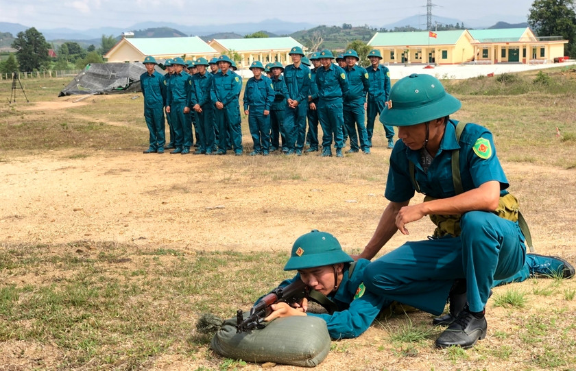 Anh Nguyễn Minh Trung-Chỉ huy trưởng Ban Chỉ huy Quân sự xã Cư An, huyện Đak Pơ, tỉnh Gia Lai hướng dẫn chiến sĩ tự vệ lấy đường ngắm cơ bản trong huấn luyện dân quân tự vệ tại xã. Ảnh: Thiên Di