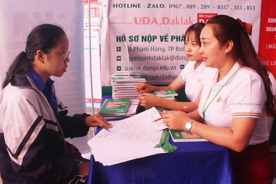 Học sinh tìm hiểu các ngành học của Trường Đại học Đông Á tại chương trình tư vấn tuyển sinh-hướng nghiệp năm 2023. Ảnh: Phan Lài Học sinh tìm hiểu các ngành học của Trường Đại học Đông Á tại chương trình tư vấn tuyển sinh-hướng nghiệp năm 2023. Ảnh: Phan Lài