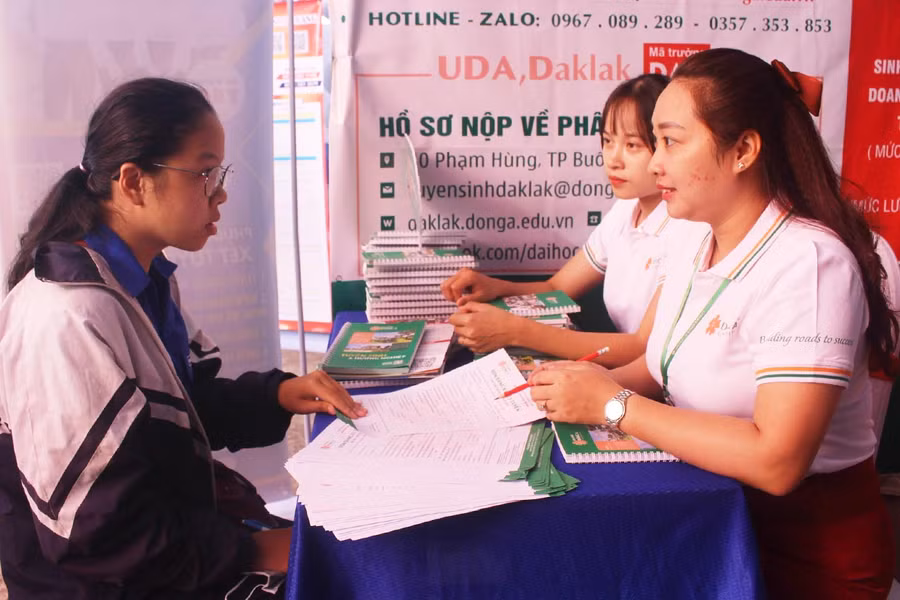 Học sinh tìm hiểu các ngành học của Trường Đại học Đông Á tại chương trình tư vấn tuyển sinh-hướng nghiệp năm 2023. Ảnh: Phan Lài