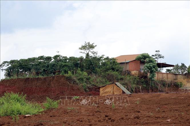 Vị trí khai thác quặng bô xít tại xã Lộc Ngãi (Bảo Lâm, Lâm Đồng). Ảnh: TTXVN phát Vị trí khai thác quặng bô xít tại xã Lộc Ngãi (Bảo Lâm, Lâm Đồng). Ảnh: TTXVN phát