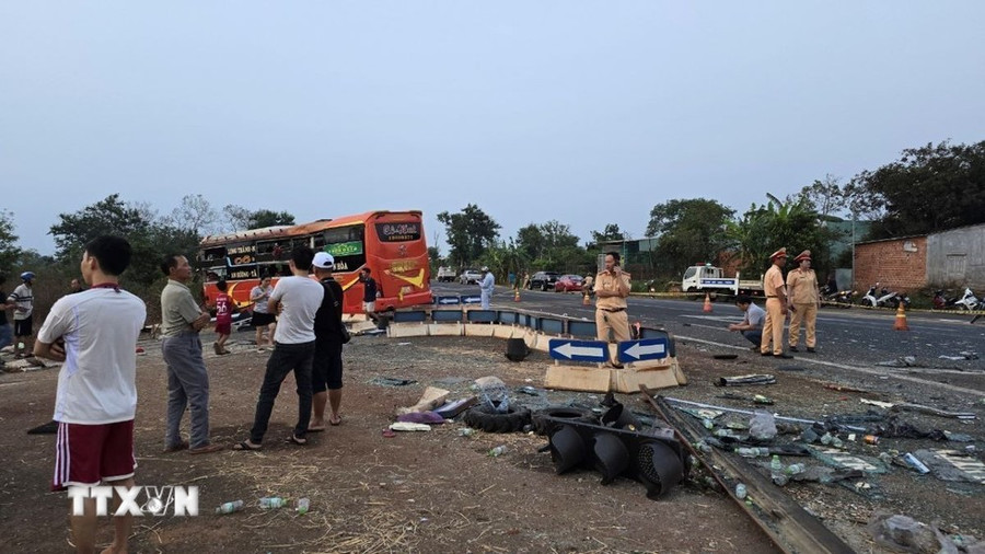 Hiện trường vụ tai nạn xảy ra ở Gia Lai. (Ảnh: TTXVN phát) Hiện trường vụ tai nạn xảy ra ở Gia Lai. (Ảnh: TTXVN phát)