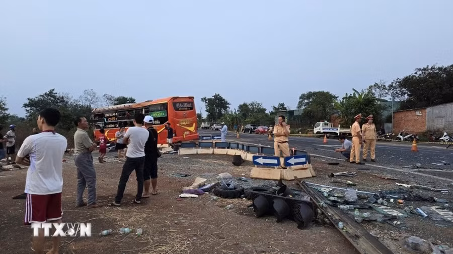 Hiện trường vụ tai nạn xảy ra ở Gia Lai. (Ảnh: TTXVN phát)