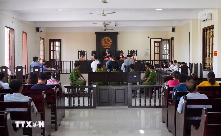 Quang cảnh phiên tòa sáng 3/5. (Ảnh: Nhựt An/TTXVN)