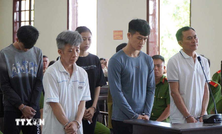 Nguyễn Thành Nguyễn (đứng giữa), Giám đốc Trung tâm đăng kiểm xe cơ giới 66-02D. (Ảnh: Nhựt An/TTXVN)