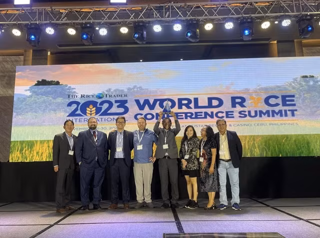 Ông Hồ Quang Cua nâng cúp giải thưởng Gạo ngon nhất thế giới năm 2023 - Ảnh: DN