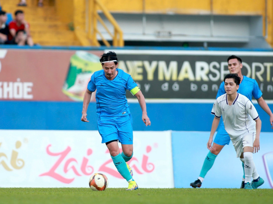 Nghệ sĩ Huy Khánh chơi năng nổ trong màu áo xanh. Ảnh Khang Nguyên Nghệ sĩ Huy Khánh chơi năng nổ trong màu áo xanh. Ảnh Khang Nguyên