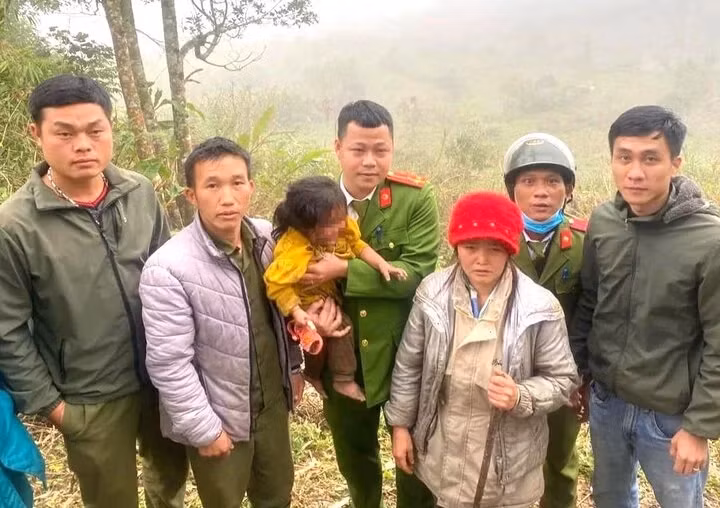 Lực lượng Công an và dân bản đã tìm thấy cháu bé 2 tuổi ở trong rừng. (Ảnh Công an Quế Phong)