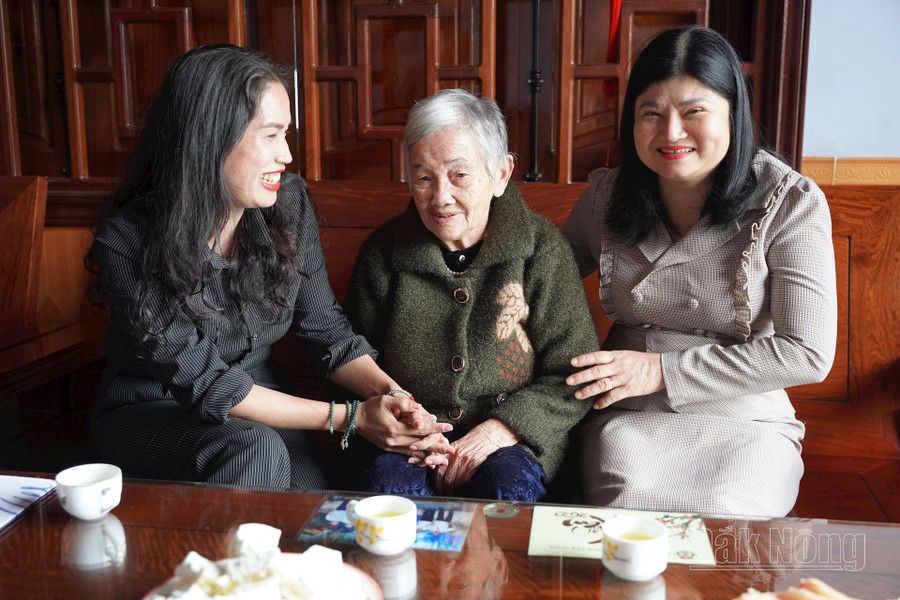 Niềm vui của Mẹ VNAH Nguyễn Thị Xuân khi được các con về động viên thăm hỏi mỗi dịp lễ đặc biệt Niềm vui của Mẹ VNAH Nguyễn Thị Xuân khi được các con về động viên thăm hỏi mỗi dịp lễ đặc biệt